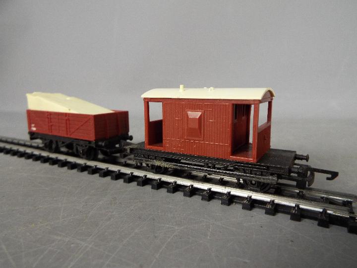Triang - A boxed Triang T4 TT gauge Electric Train Set, with two unboxed accessories. - Image 6 of 7