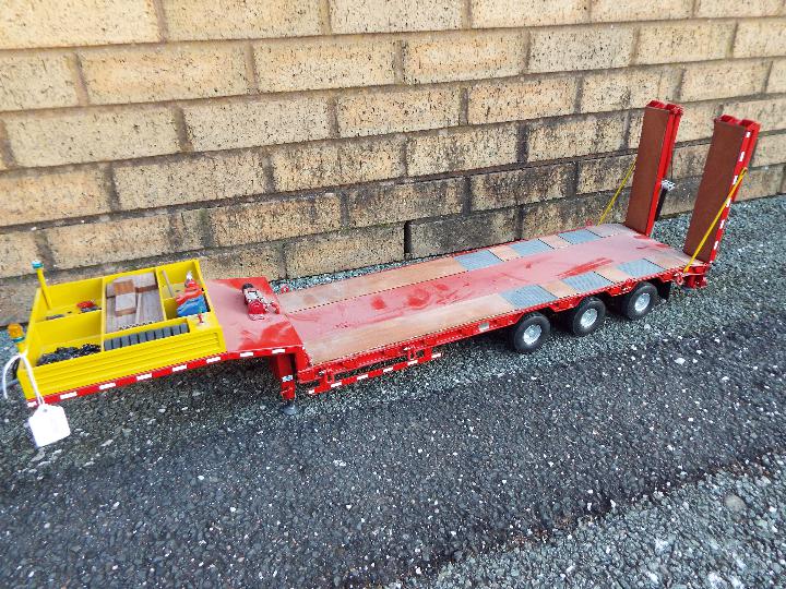 Tamiya - 1/14 R/C Grand hauler truck model with low loader trailer. - Image 6 of 11