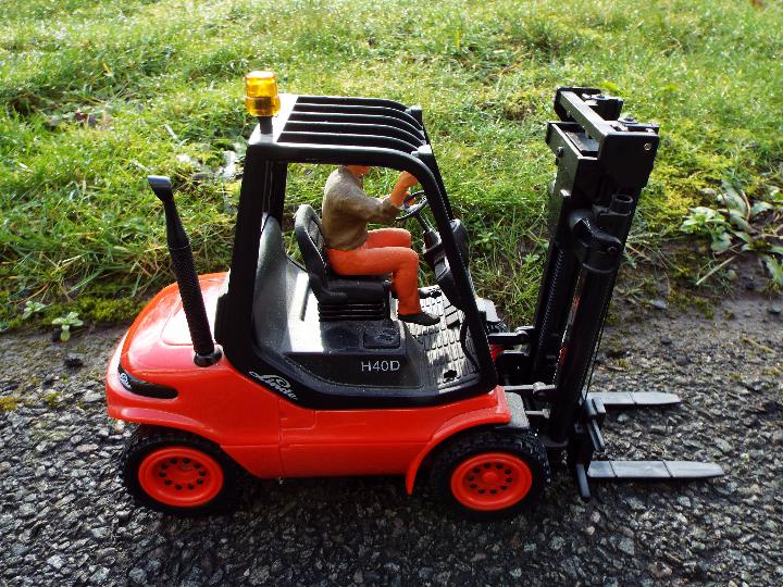 Carson - MODEL SPORT Linde H 40 D forklift truck RC model with a 2.4 GHz 6-channel desk transmitter. - Image 4 of 6