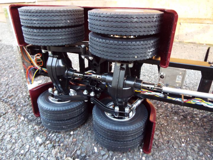 Tamiya - 1/14 R/C Grand hauler truck model with low loader trailer. - Image 11 of 11