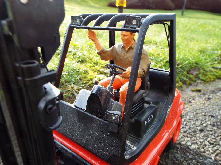 Carson - MODEL SPORT Linde H 40 D forklift truck RC model with a 2.4 GHz 6-channel desk transmitter. - Image 3 of 6