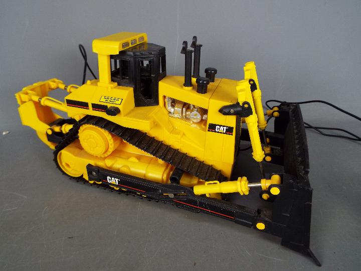 Matchbox - An unboxed 1990s Matchbox wired remote controlled Caterpillar Bulldozer. - Image 3 of 5