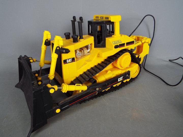 Matchbox - An unboxed 1990s Matchbox wired remote controlled Caterpillar Bulldozer. - Image 2 of 5