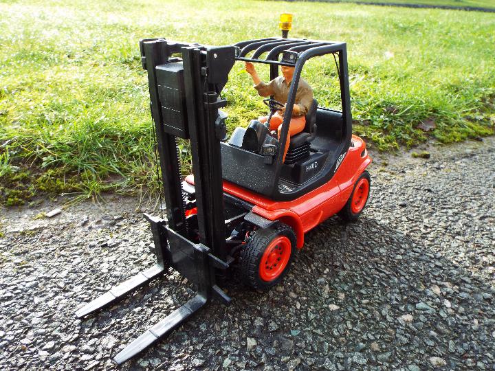 Carson - MODEL SPORT Linde H 40 D forklift truck RC model with a 2.4 GHz 6-channel desk transmitter. - Image 2 of 6