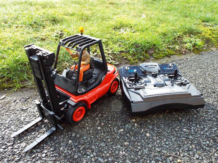 Carson - MODEL SPORT Linde H 40 D forklift truck RC model with a 2.4 GHz 6-channel desk transmitter.