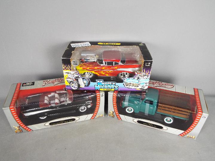 Road Signature, Muscle Machines - Three boxed 1:18 scale diecast model cars.