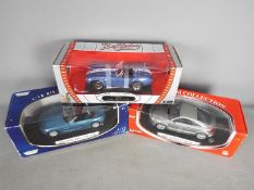 Road Signature, Mondo Motors, Motor Max - Three boxed 1:18 scale diecast model cars.