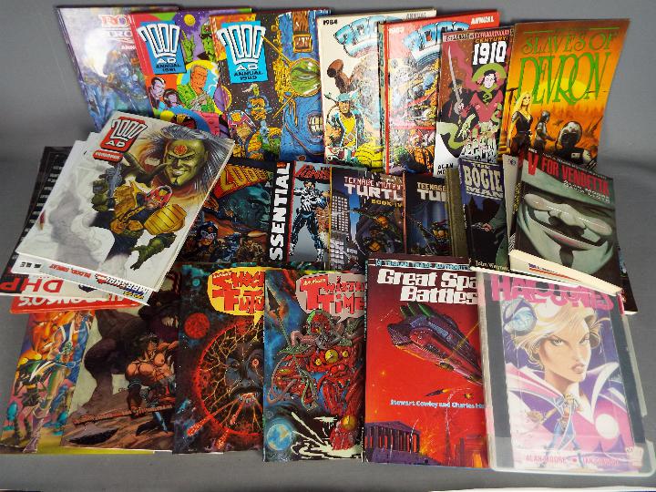 Marvel, Dark Horse, Others - A collection of annuals, and graphic novels.