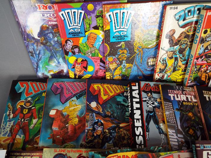 Marvel, Dark Horse, Others - A collection of annuals, and graphic novels. - Image 2 of 5