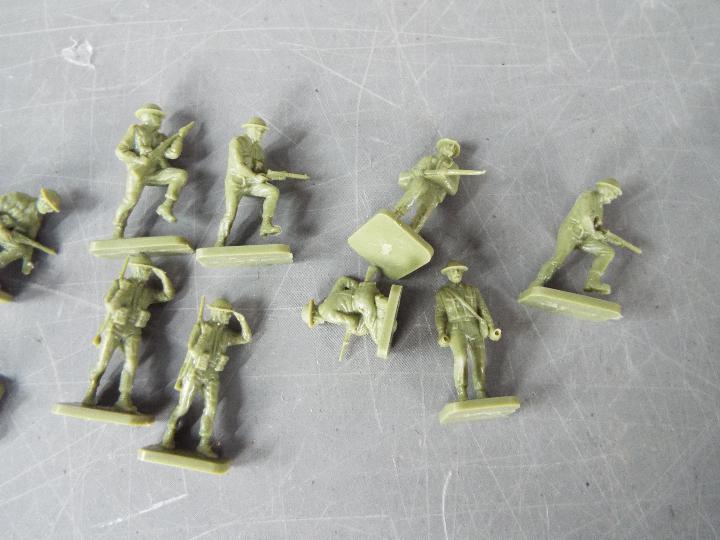 Airfix - three Airfix HO/OO scale soldiers to include #01727-1, - Image 2 of 2