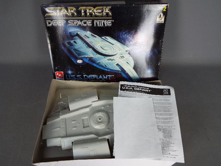 Gakken, AMT - two part built Star Trek model kits by AMT comprising U.S.S. Defiant model No. - Image 4 of 5