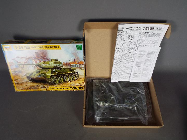 Zvezda - Two boxed 1:35 scale plastic model tank kits by Zvezda. - Image 2 of 3