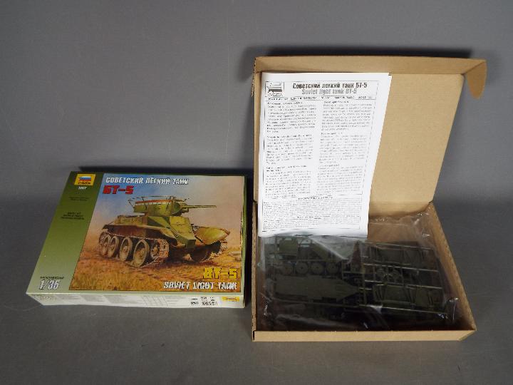 Zvezda - Two boxed 1:35 scale plastic model tank kits by Zvezda. - Image 3 of 3