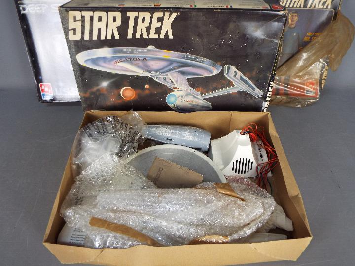 Gakken, AMT - two part built Star Trek model kits by AMT comprising U.S.S. Defiant model No. - Image 3 of 5