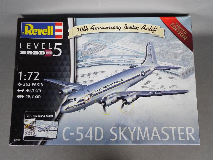 Revell - A boxed Revell #03910 1:72 scale C-54D Skymaster '70th Anniversary Berlin Airlift' plastic - Image 3 of 3