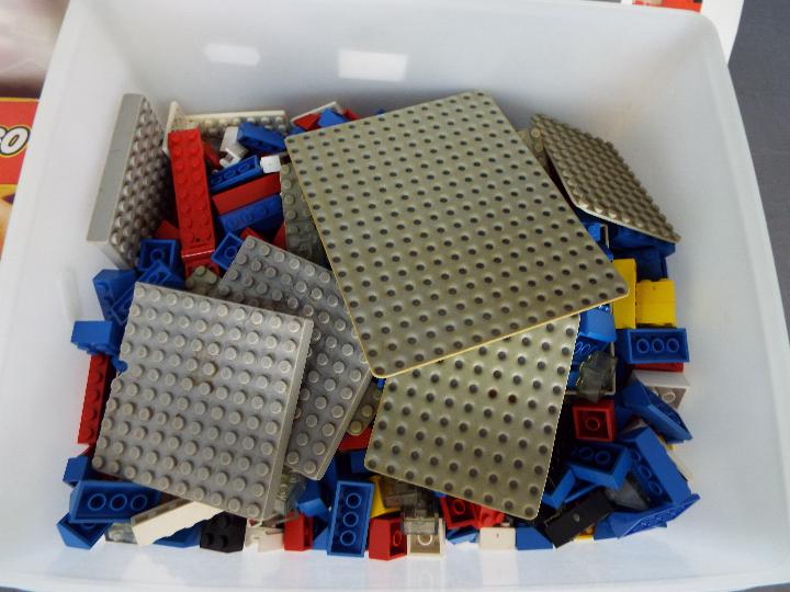 Lego - A large lot of loose Lego pieces along with set 263. - Image 2 of 5