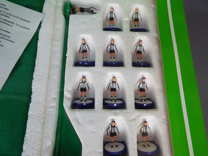 Subbuteo - A collection of 5 boxed Subbuteo sets including # 60140 complete set, # 61158 Scoreboard, - Image 6 of 6