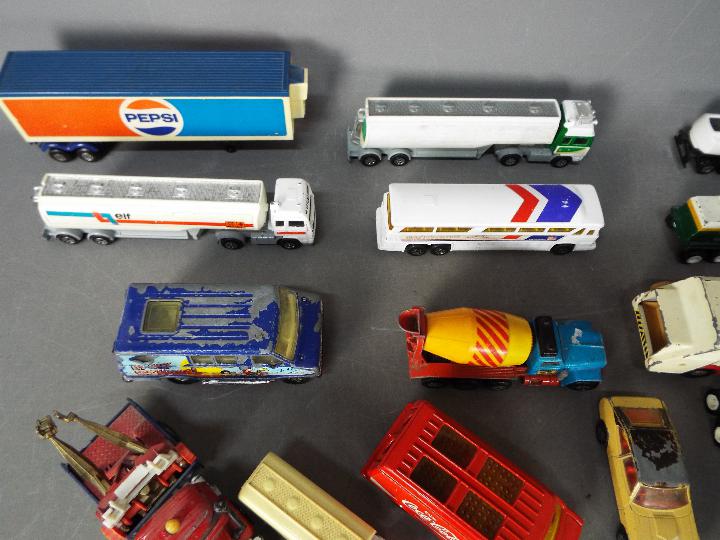 Matchbox - Corgi - Bburago - A lot of over 30 loose diecast vehicles in various scales including - Image 2 of 4