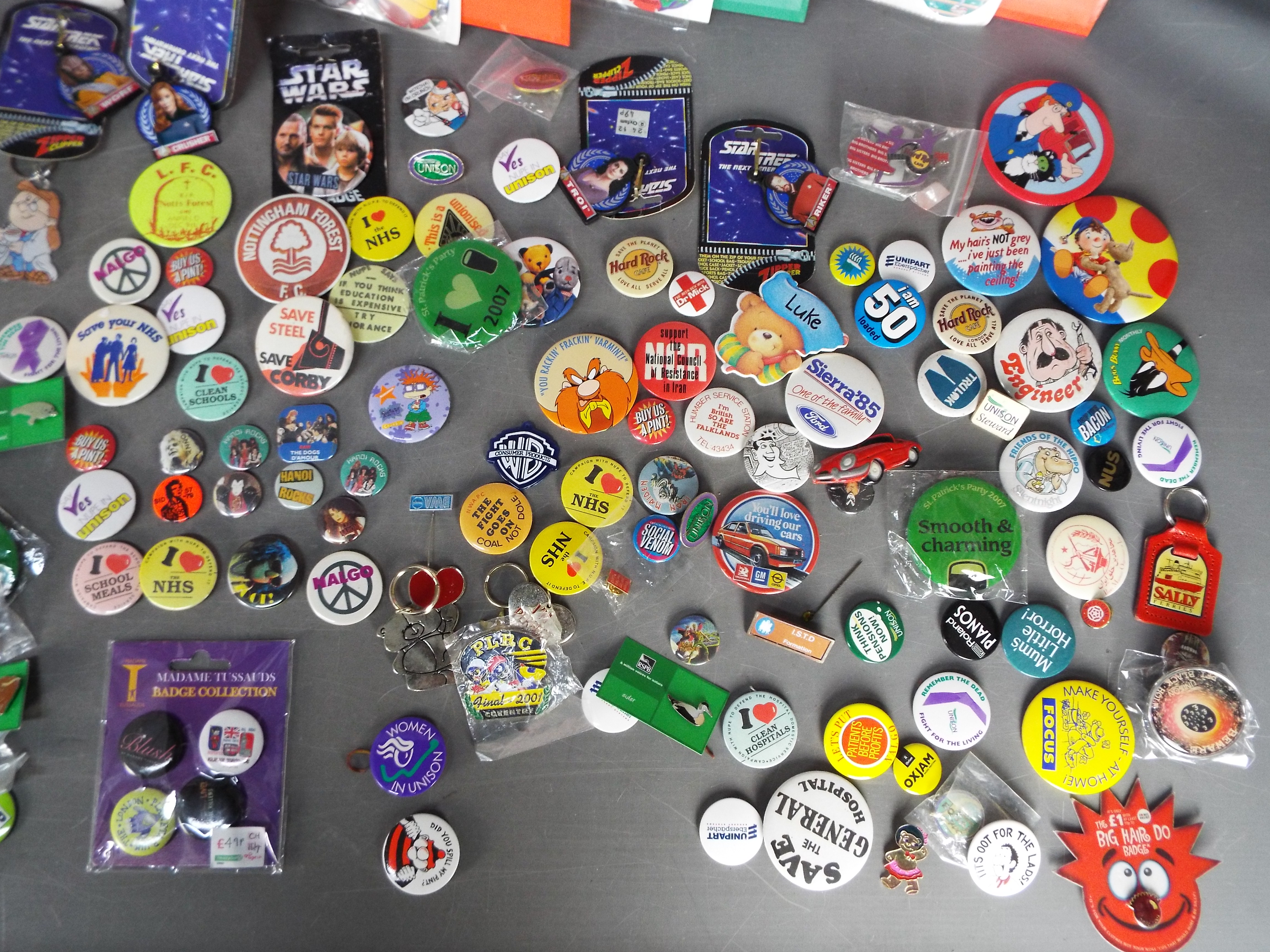 Walkers - Tazos - A collection of Tazo Slammers and vintage pin badges including 4 albums of Looney - Image 2 of 2