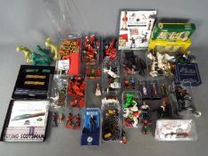 Crescent - Britains - Papo - A large quantity of plastic and metal figures and accessories in