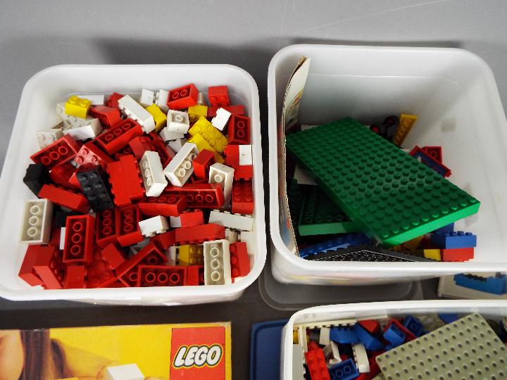 Lego - A large lot of loose Lego pieces along with set 263. - Image 3 of 5