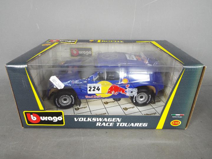Bburago - Maisto - A lot of Three boxed 1:18 scale cars including VW Race Touareg, - Image 2 of 5
