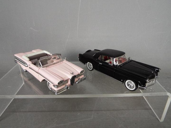 Franklin Mint - A fleet of six 1:43 scale unboxed diecast American model vehicles by Franklin Mint. - Image 2 of 3