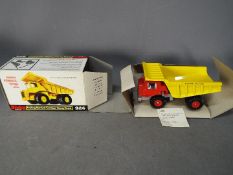 Dinky Toys - A boxed Dinky Toys #924 Aveling-Barford 'Centaur' Dump Truck.