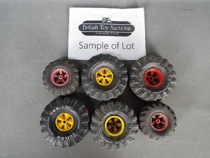 Tonka - An unboxed collection of 60 mainly plastic with some rubber Tonka wheels in various sizes. - Image 2 of 2