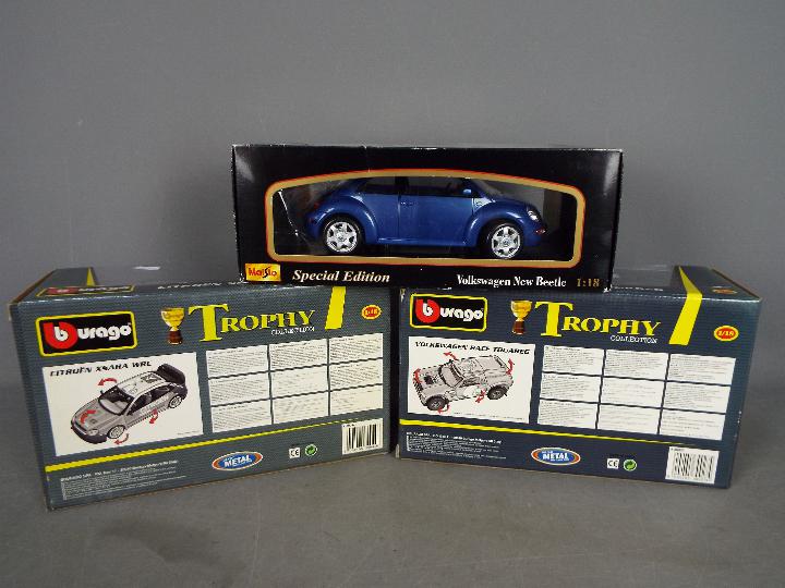 Bburago - Maisto - A lot of Three boxed 1:18 scale cars including VW Race Touareg, - Image 5 of 5