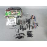 Star Wars, Kenner, Other - A cache of over 30 modern weapons and accessories,