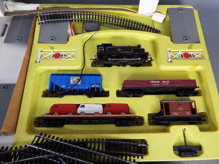 Hornby 00 - A collection of Hornby 00 gauge locos, wagons, track and fittings includes 2 x # R. - Image 3 of 4