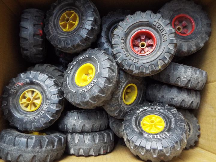 Tonka - An unboxed collection of 60 mainly plastic with some rubber Tonka wheels in various sizes.