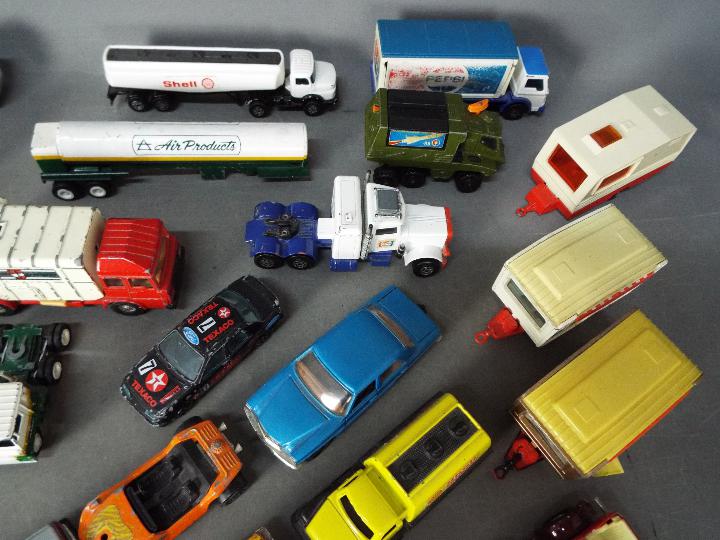 Matchbox - Corgi - Bburago - A lot of over 30 loose diecast vehicles in various scales including - Image 3 of 4