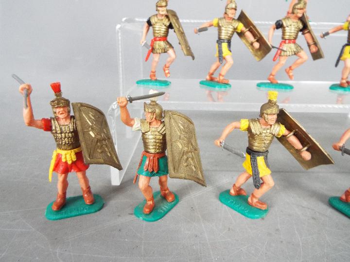 Timpo - A cohort of 16 unboxed plastic Timpo Roman foot soldiers, in a variety of action poses. - Image 4 of 5