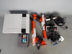 Nintendo - Vintage 1985 Nintendo NES games console with 2 controllers, 2 zappers,