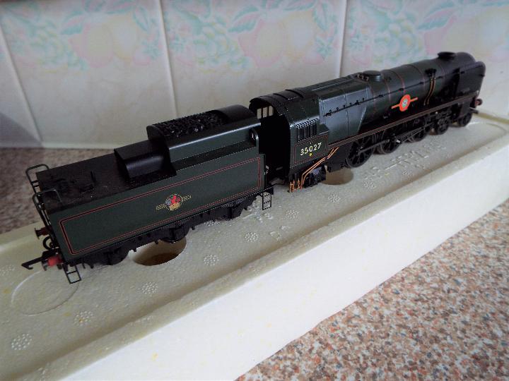Hornby Super Detail - an OO gauge locomotive and tender Merchant Navy class 'Port Line' 4-6-2 op no - Image 2 of 3