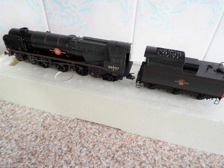 Hornby Super Detail - an OO gauge locomotive and tender Merchant Navy class 'Port Line' 4-6-2 op no - Image 3 of 3