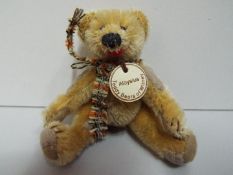 Witney - Teddy bear - "Aloysius". Jointed. Paper name tag necklace. 10cm high.