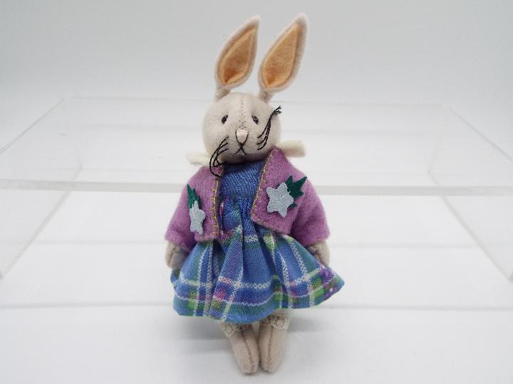 Deb Canham Artist Designs - A Deb Canham bunny named Clover number 78 of 150 in Mint condition in - Image 4 of 7