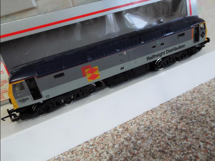 Hornby - an OO gauge class 47 locomotive Railfreight Distribution op no 47228, - Image 2 of 3