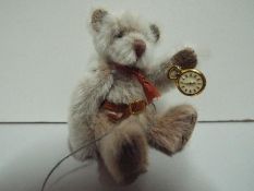 Ruth Bowman - Teddy Bear "Wyndham". Staffordshire England. Gold watch. Limited Edition 3/4.