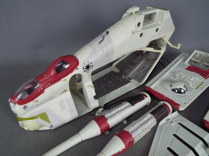 Star Wars, Hasbro - An unboxed Star Wars Clone Wars Crumb Bomber Republic Gunship. - Image 2 of 3