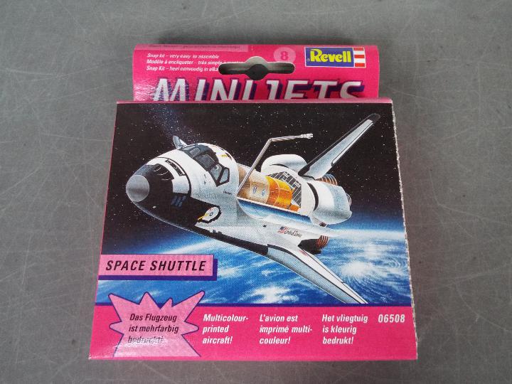 Revell - Four trade boxes each containing six Revell #06508 Minijet 'Space Shuttle' snap together - Image 2 of 2