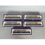 Bachmann - Five boxed OO gauge GWR Chocolate and Cream passenger coaches by Bachmann.