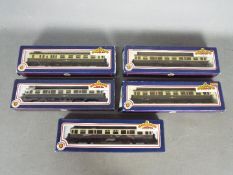 Bachmann - Five boxed OO gauge GWR Chocolate and Cream passenger coaches by Bachmann.