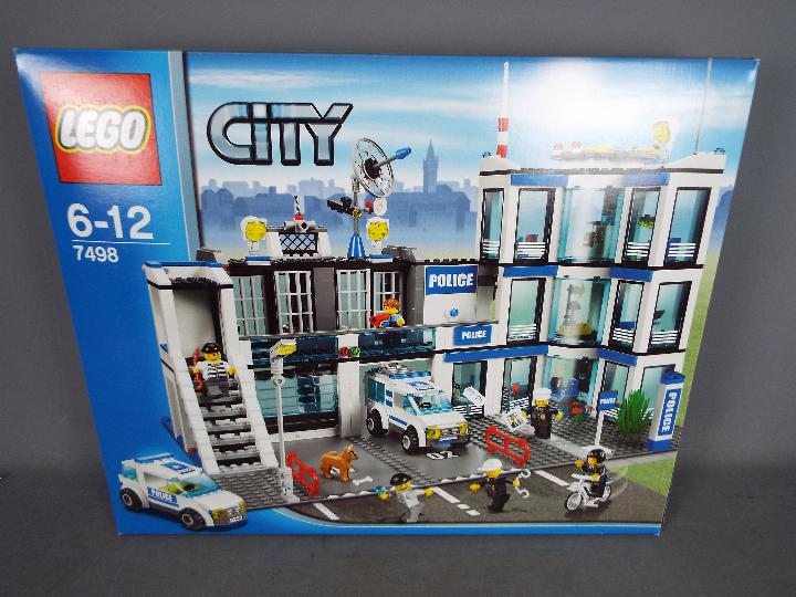 LEGO - A boxed Lego City set #7498 'Police Station'.