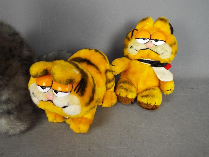 Hermman Bears, Garfield - An unboxed Hermann Teddy Original soft plush cat with red ribbon collar, - Image 2 of 3