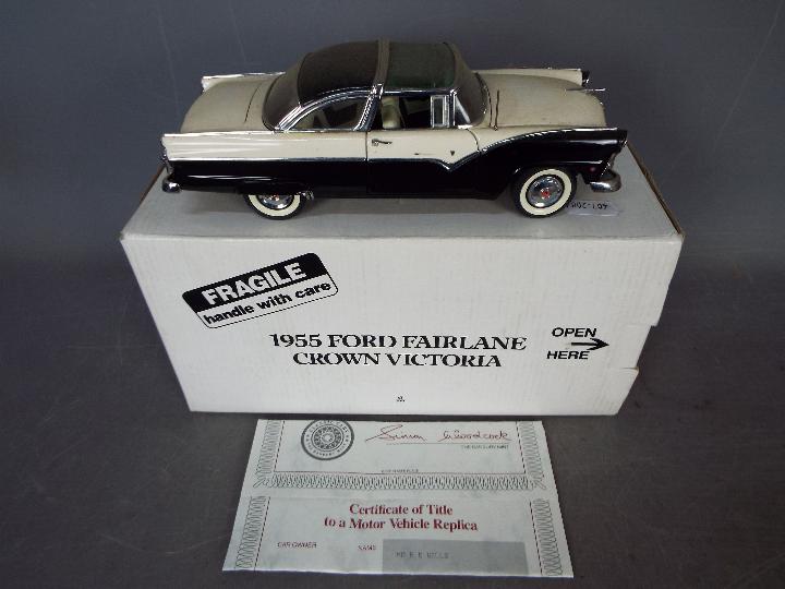 Danbury Mint - 2 x 1955 Ford Fairlane Crown Victoria models in 1:24 scale. - Image 2 of 3