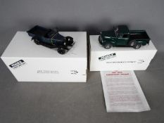 Danbury Mint - 2 x Chevrolet Pickup Trucks in 1:24 scale,